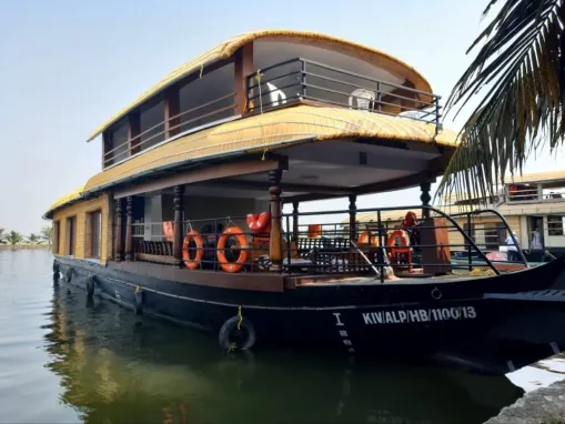 2 Bedroom Deluxe Houseboat