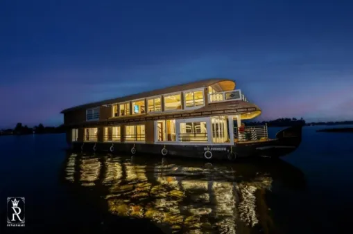 4 Bedroom luxury houseboat