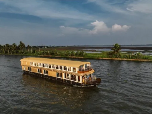 6 Bedroom Luxury Houseboat