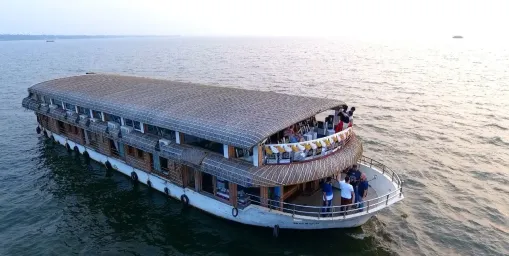 8 Bedroom Luxury Houseboat